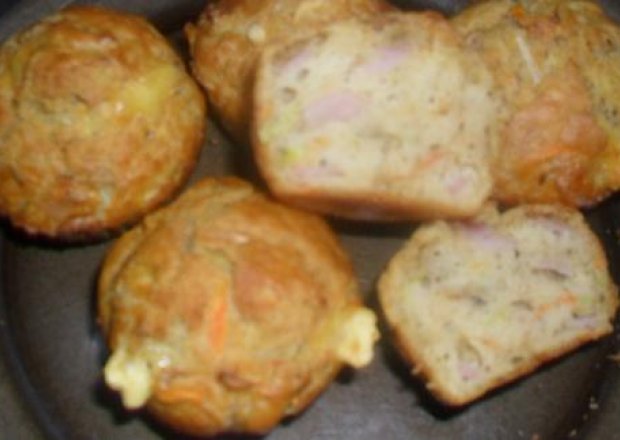 Fotografia przedstawiająca Muffinki z szynką, serem i marchewką