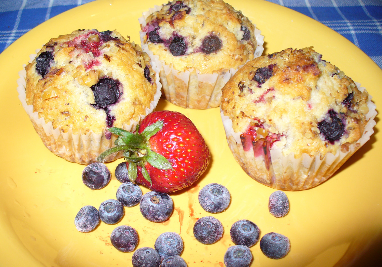 Muffinki z truskawką i borówką amerykańską  foto