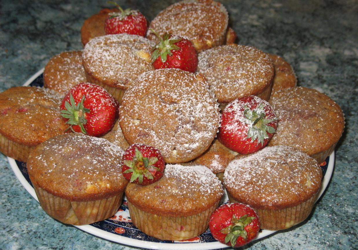 Muffinki z truskawkami ;D foto