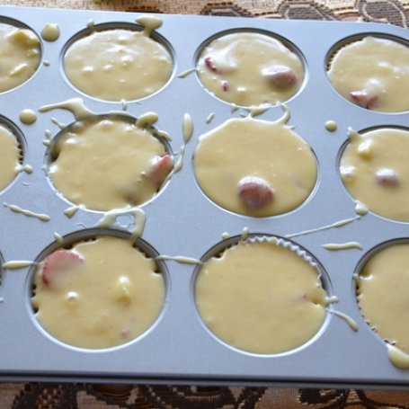 Krok 3 - Muffinki z truskawkami i białą czekoladą foto