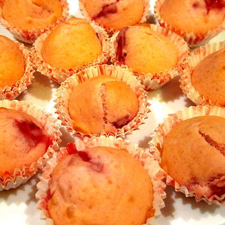 Krok 3 - Muffinki z truskawkami i białą polewą czekoladową foto