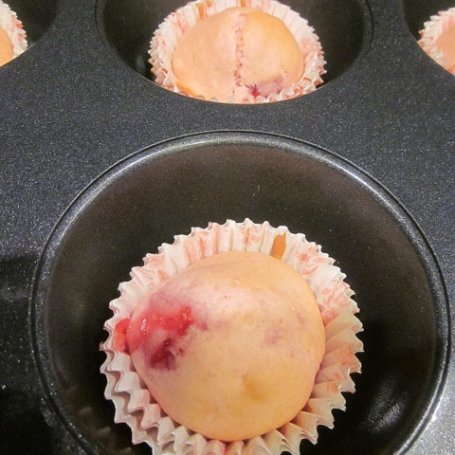 Krok 2 - Muffinki z truskawkami i białą polewą czekoladową foto