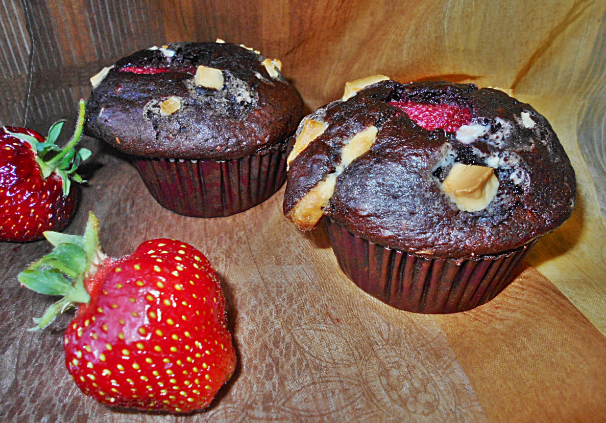 Muffinki z truskawkami i czekoladą foto