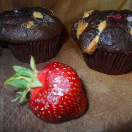 Krok 10 - Muffinki z truskawkami i czekoladą foto