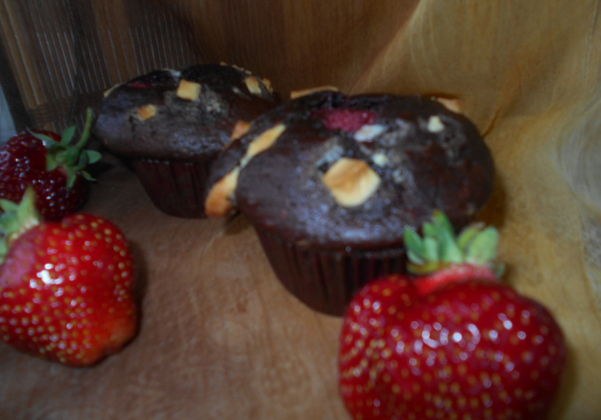 Muffinki z truskawkami i czekoladą foto