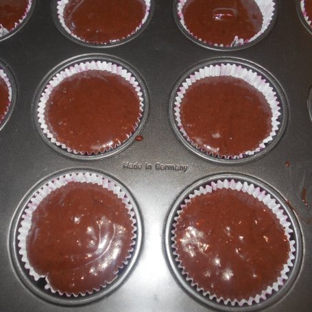 Krok 6 - Muffinki z truskawkami i czekoladą foto
