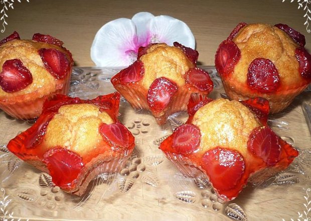 Fotografia przedstawiająca Muffinki z truskawkami i galaretką
