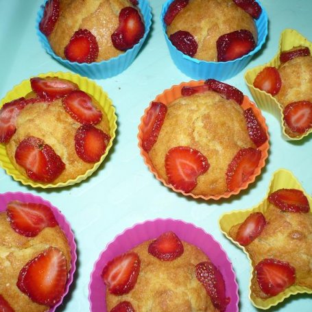 Krok 3 - Muffinki z truskawkami i galaretką foto