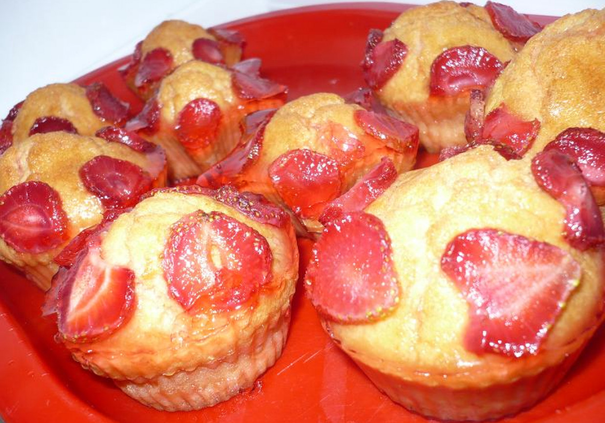 Muffinki z truskawkami i galaretką foto