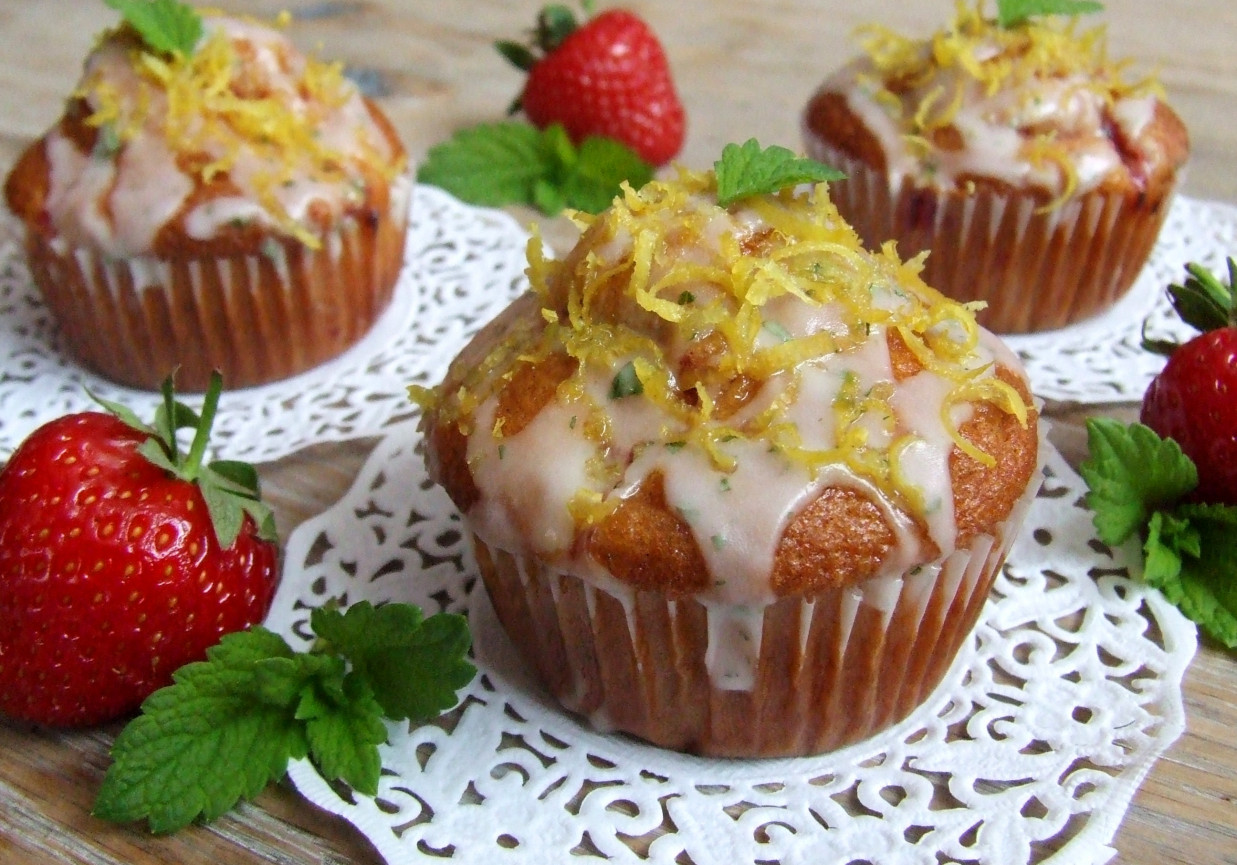 Muffinki z truskawkami i miętowo-cytrynowym lukrem foto