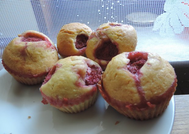 Fotografia przedstawiająca Muffinki z truskawkami