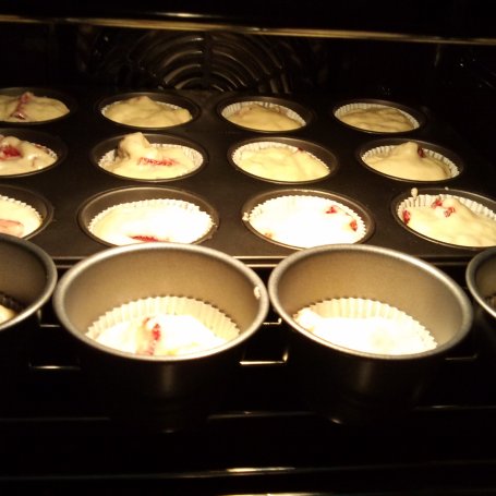 Krok 4 - Muffinki z truskawkami foto