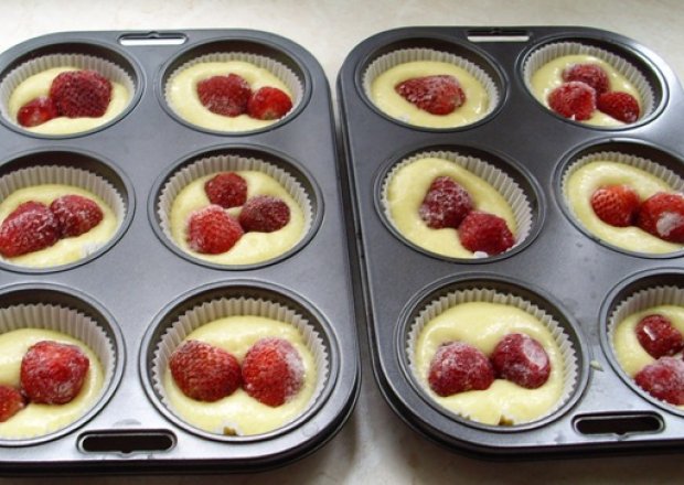 Fotografia przedstawiająca muffinki z truskawkami
