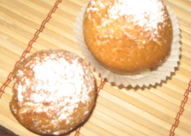 Fotografia przedstawiająca Muffinki z truskawkowym kisielem