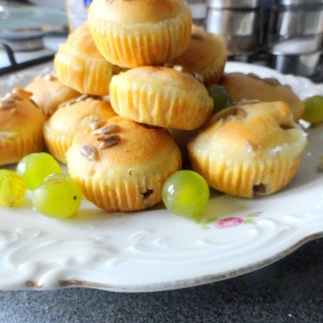 Krok 5 - Muffinki z winogronem i musem jabłkowo- bananowym foto