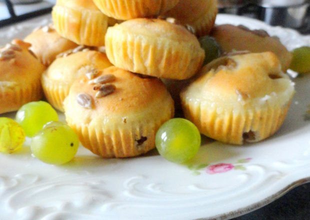 Fotografia przedstawiająca Muffinki z winogronem i musem jabłkowo- bananowym