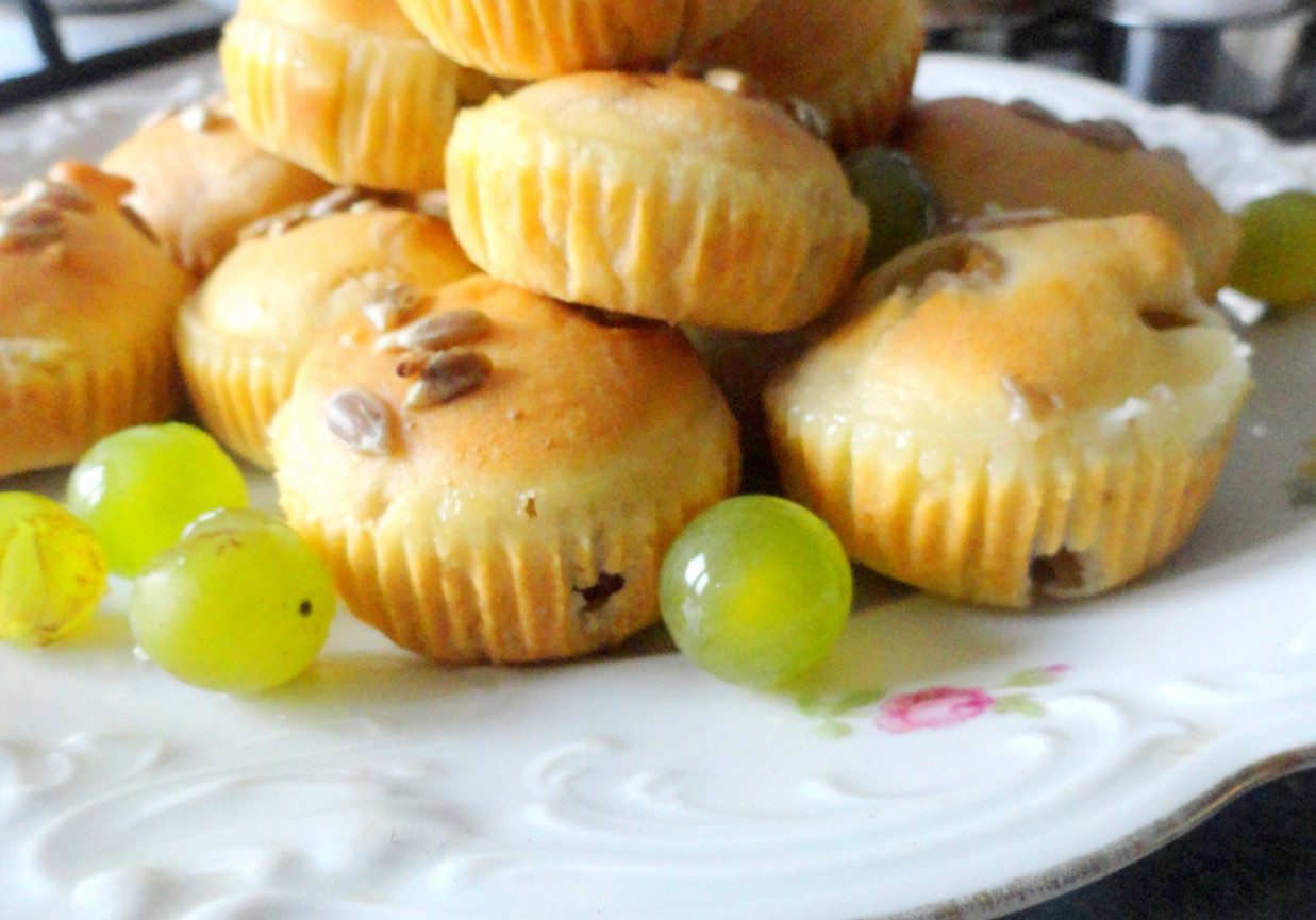 Muffinki z winogronem i musem jabłkowo- bananowym foto