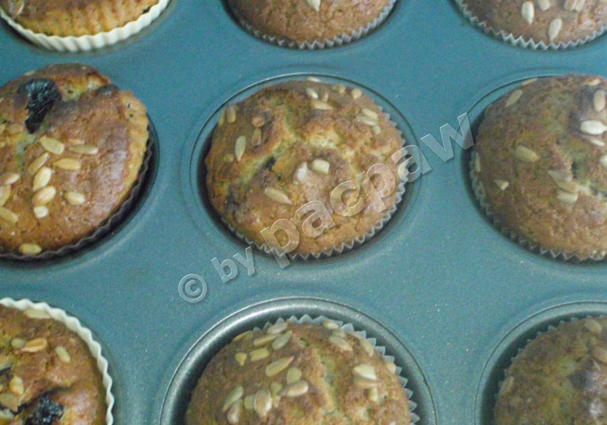 Muffinki z wiśnią i pestkami słonecznika foto