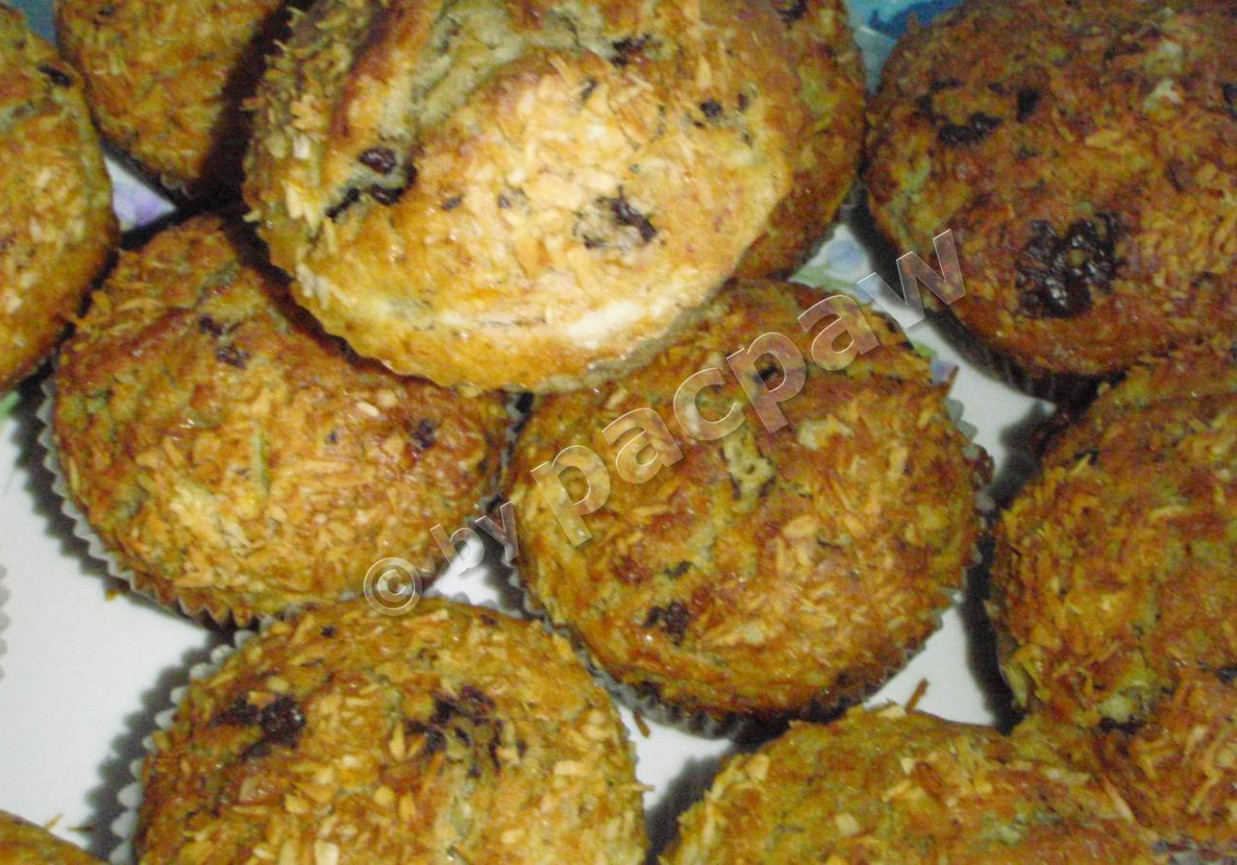 Muffinki z wiśnią i pestkami słonecznika foto