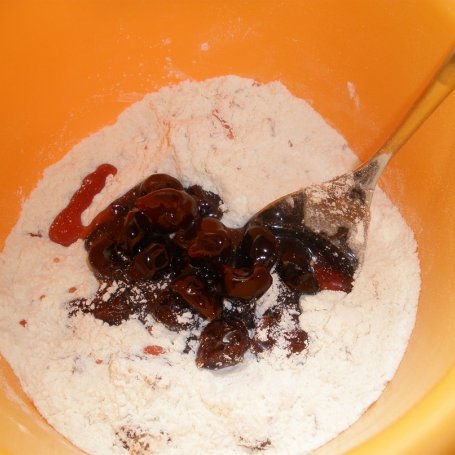 Krok 2 - Muffinki z wiśniami i czekoladą foto
