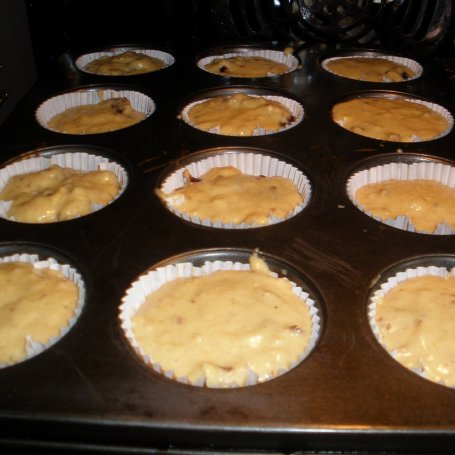 Krok 4 - Muffinki z wiśniami i czekoladą foto