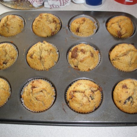 Krok 5 - Muffinki z wiśniami i czekoladą foto