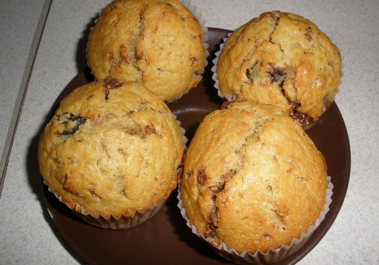 Muffinki z wiśniami i czekoladą foto