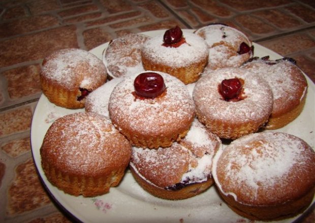 Fotografia przedstawiająca muffinki z wiśniami