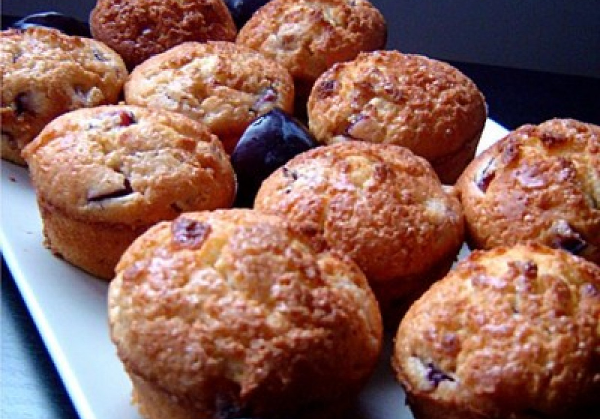 Muffinki ze śliwkami i białą czekoladą foto