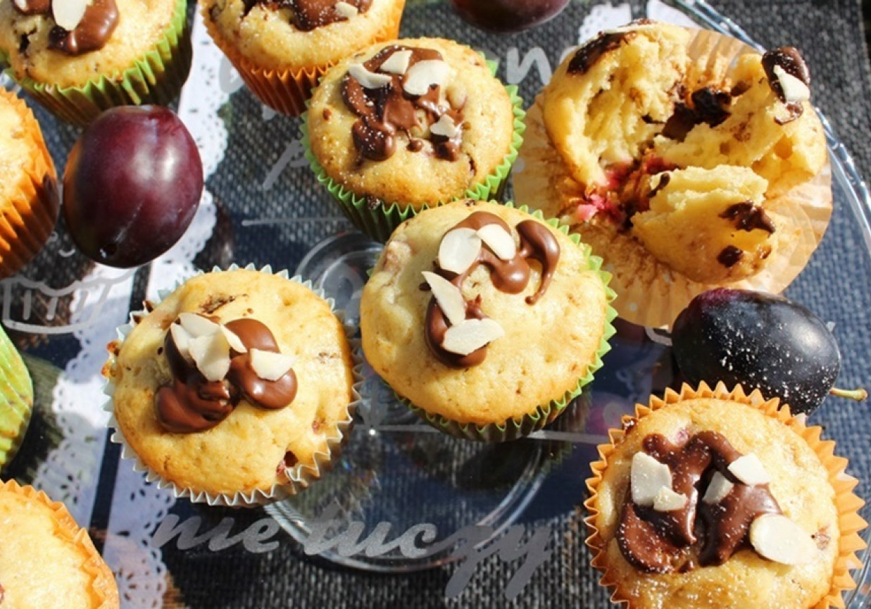 Muffinki ze śliwkami i czekoladą foto
