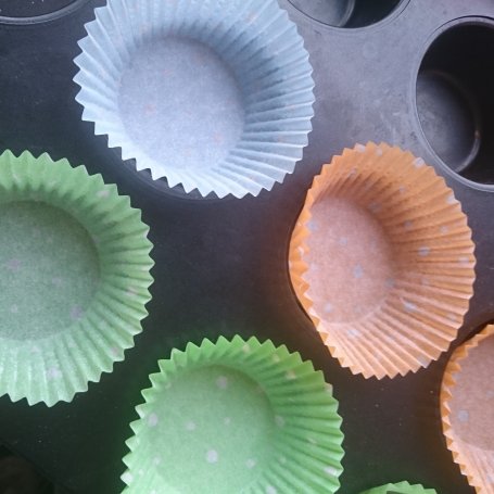 Krok 6 - Muffinki ze śliwkami i czekoladą foto