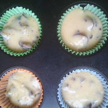 Krok 7 - Muffinki ze śliwkami i czekoladą foto