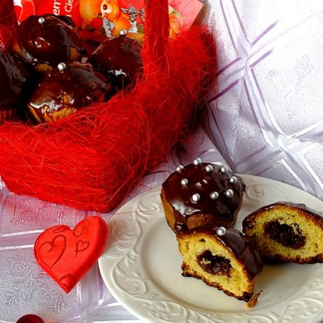 Krok 4 - Muffinki ze słodką, czekoladową niespodzianką foto