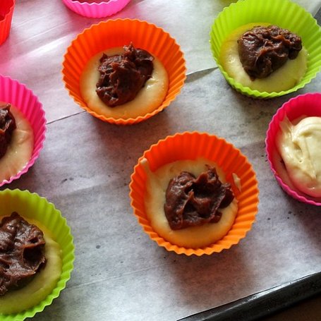 Krok 3 - Muffinki ze słodką, czekoladową niespodzianką foto