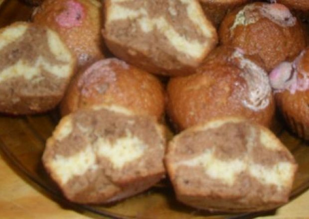 Fotografia przedstawiająca Muffinki ZEBRAstyczne z coca colą