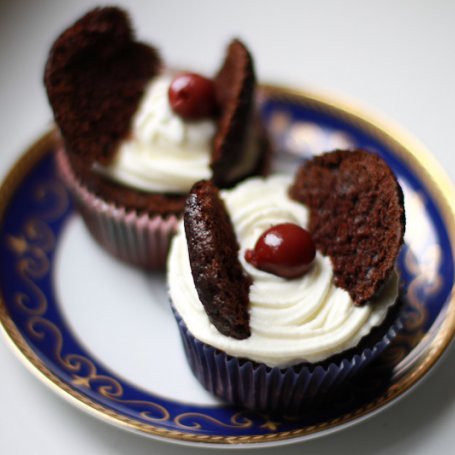 Krok 15 - Muffinkowe czekoladowo-wiśniowe motylki z rumem przykryte puszystym kremem z mascarpone foto