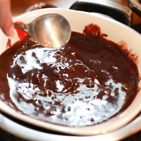 Krok 3 - Muffinkowe czekoladowo-wiśniowe motylki z rumem przykryte puszystym kremem z mascarpone foto