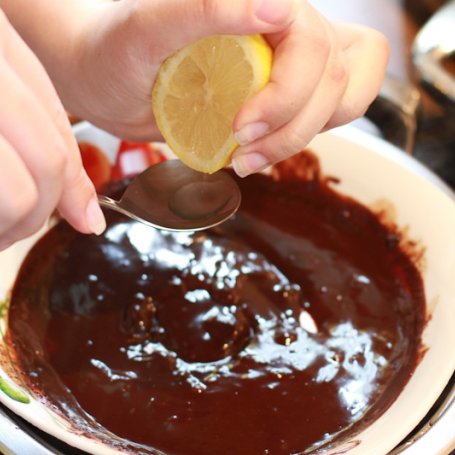Krok 2 - Muffinkowe czekoladowo-wiśniowe motylki z rumem przykryte puszystym kremem z mascarpone foto