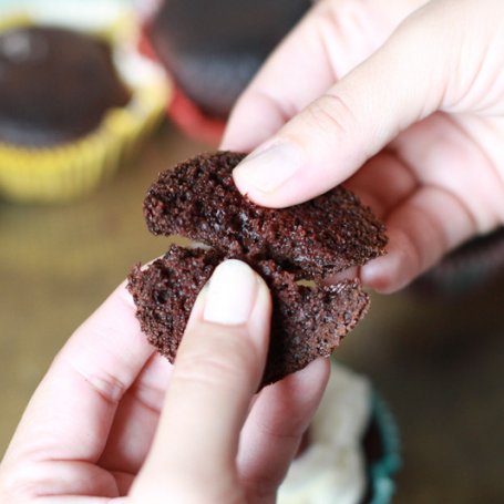 Krok 12 - Muffinkowe czekoladowo-wiśniowe motylki z rumem przykryte puszystym kremem z mascarpone foto