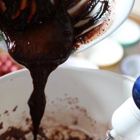 Krok 7 - Muffinkowe czekoladowo-wiśniowe motylki z rumem przykryte puszystym kremem z mascarpone foto