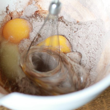 Krok 6 - Muffinkowe czekoladowo-wiśniowe motylki z rumem przykryte puszystym kremem z mascarpone foto