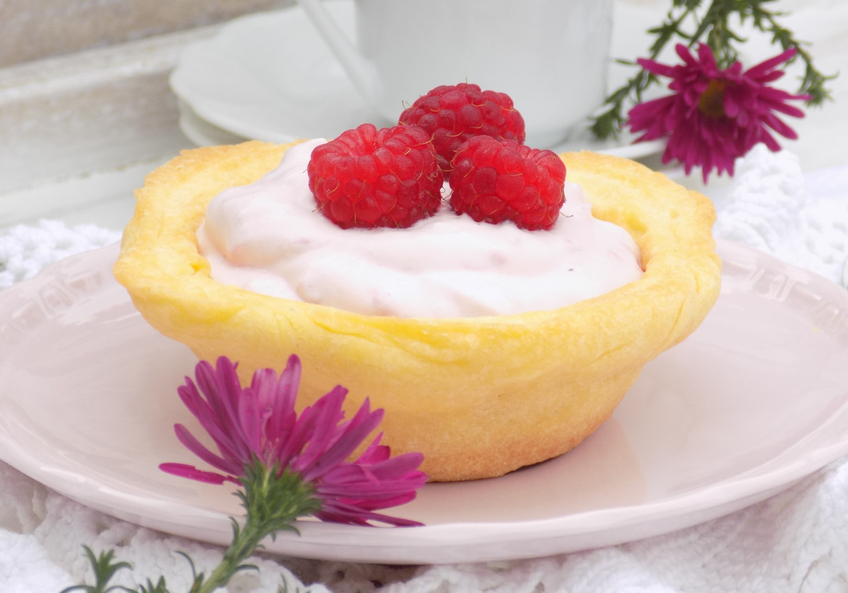 Muffinkowe miseczki z kremem malinowym foto