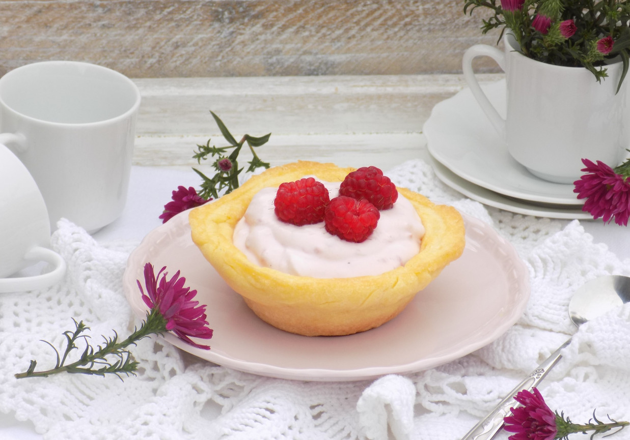 Muffinkowe miseczki z kremem malinowym foto