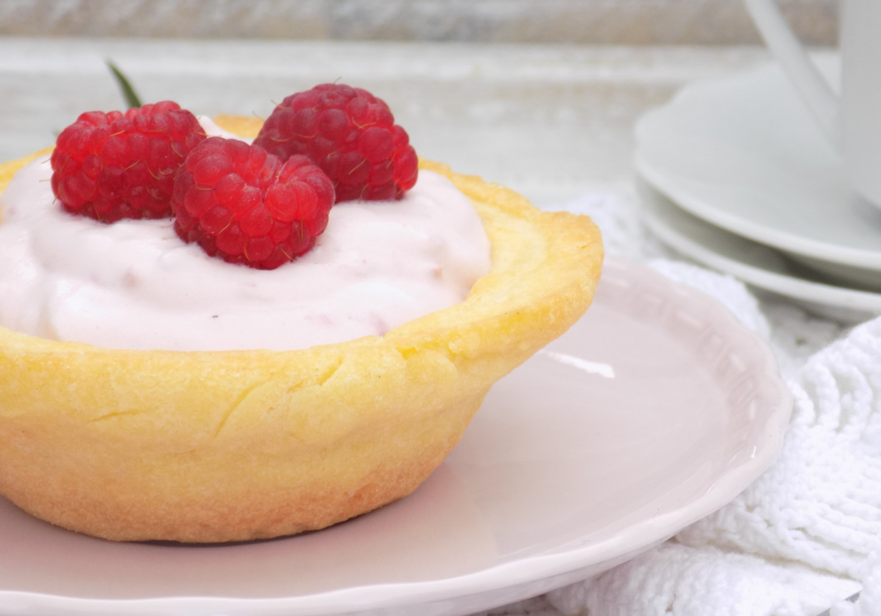 Muffinkowe miseczki z kremem malinowym foto