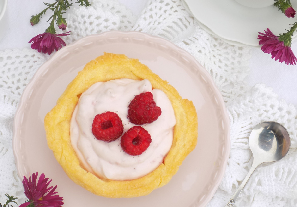 Muffinkowe miseczki z kremem malinowym foto