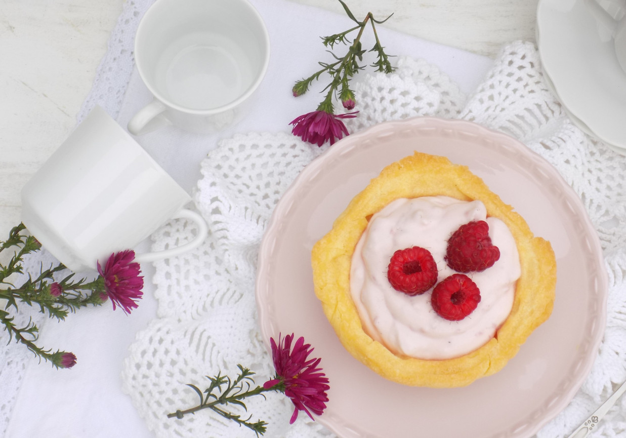 Muffinkowe miseczki z kremem malinowym foto