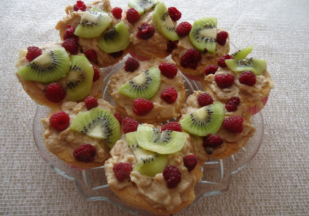 Muffiny biszkoptowe z budyniem i owocami foto