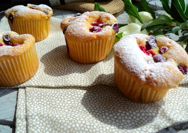 Fotografia przedstawiająca Muffiny biszkoptowe z owocami letnimi