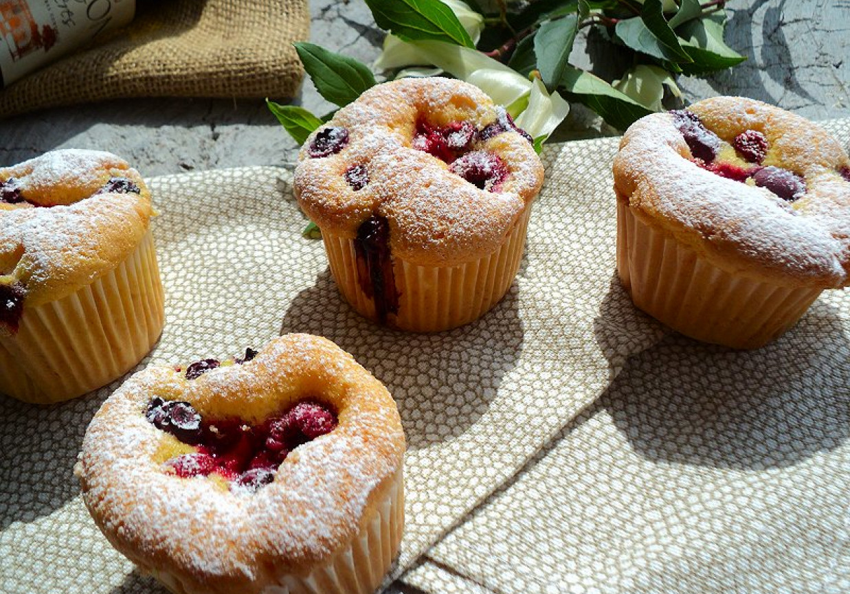 Muffiny biszkoptowe z owocami letnimi  foto