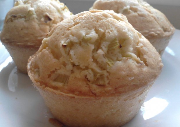 Fotografia przedstawiająca Muffiny cytrynowo - rabarbarowe